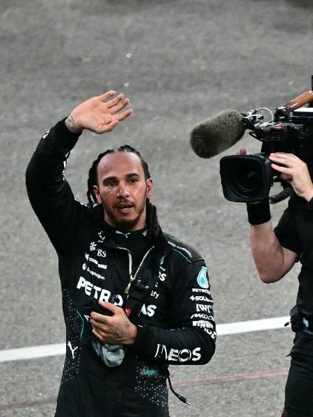 Lewis Hamilton acena para a torcida após o GP de Abu Dhabi, encerrando a sua passagem pela Mercedes