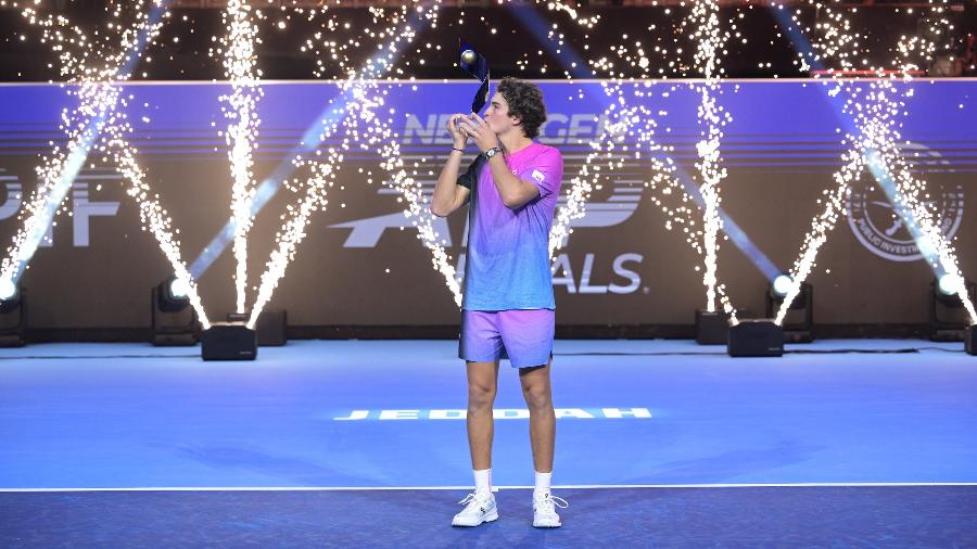 João Fonseca com o troféu do ATP Next Gen Finals de 2024