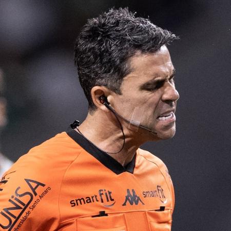 Flávio Rodrigues de Souza foi o árbitro do jogo entre Palmeiras e São Paulo no Paulistão Flávio Rodrigues de Souza foi o árbitro do jogo entre Palmeiras e São Paulo no Paulistão