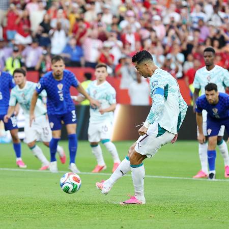 Cristiano Ronaldo cobra pênalti em Portugal x Croácia
