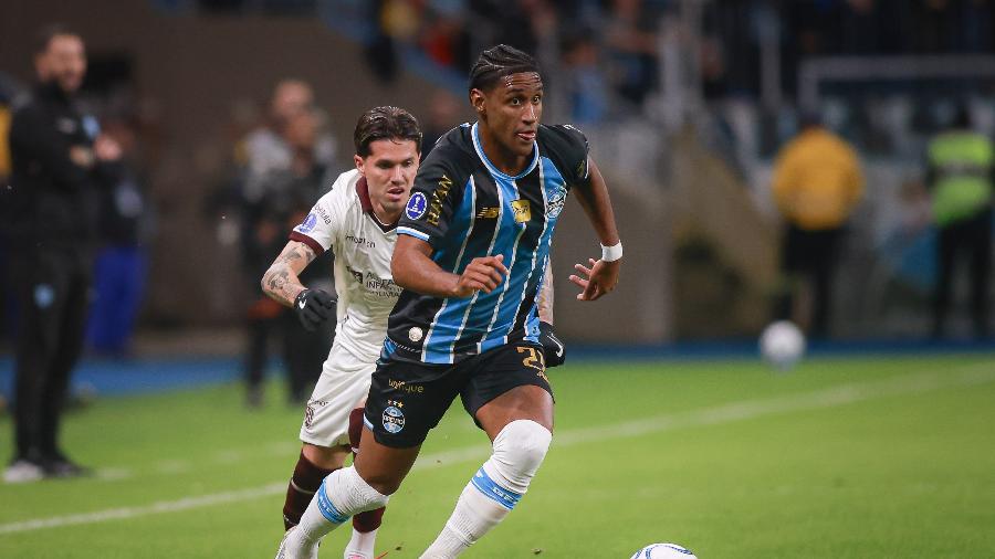 Tetê, do Grêmio, conduz a bola contra o Bolívar em jogo pela Copa Sul-Americana