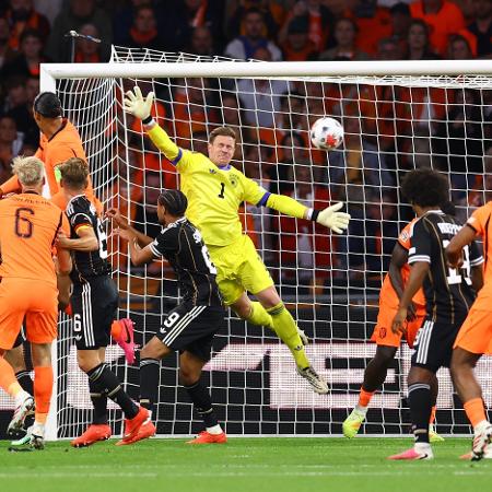Van Dijk marcou de cabeça em Holanda x Alemanha, mas o gol foi anulado pelo VAR