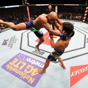 Yoel Romero tenta acertar Lyoto Machida durante a vitória por nocaute no terceiro round - Josh Hedges/Zuffa LLC UFC