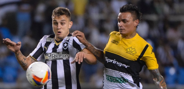 Octávio e Fábio Ferreira disputam bola durante a partida entre Botafogo e Criciúma - Fernando Soutello/AGIF