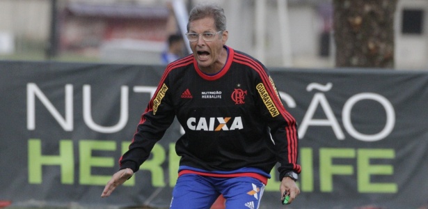 Oswaldo de Oliveira grita com os jogadores em treino do Flamengo no Ninho do Urubu