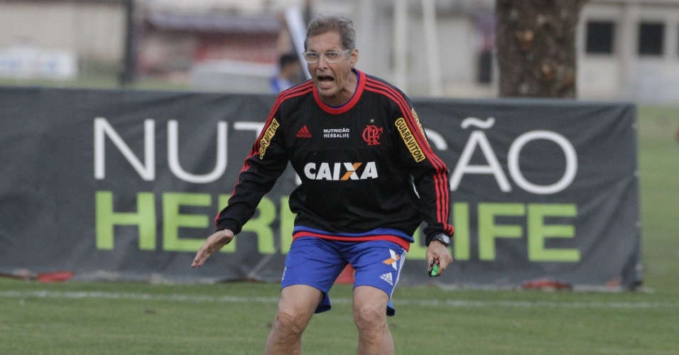 Oswaldo de Oliveira grita com os jogadores em treino do Flamengo no Ninho do Urubu