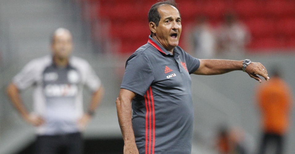 Muricy Ramalho orienta o Flamengo no empate por 1 a 1 com o Figueirense