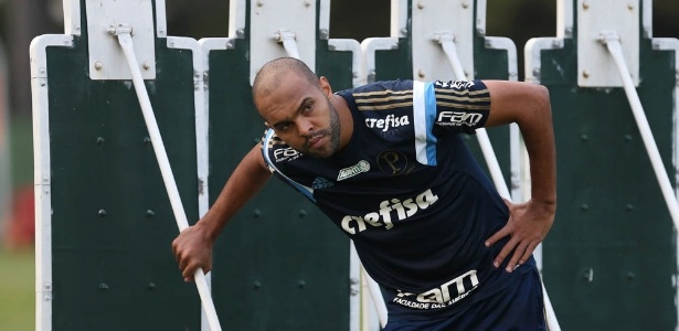 Alecsandro roubou a cena no treino ao acertar cruzamentos de trivela - Cesar Greco/Ag Palmeiras