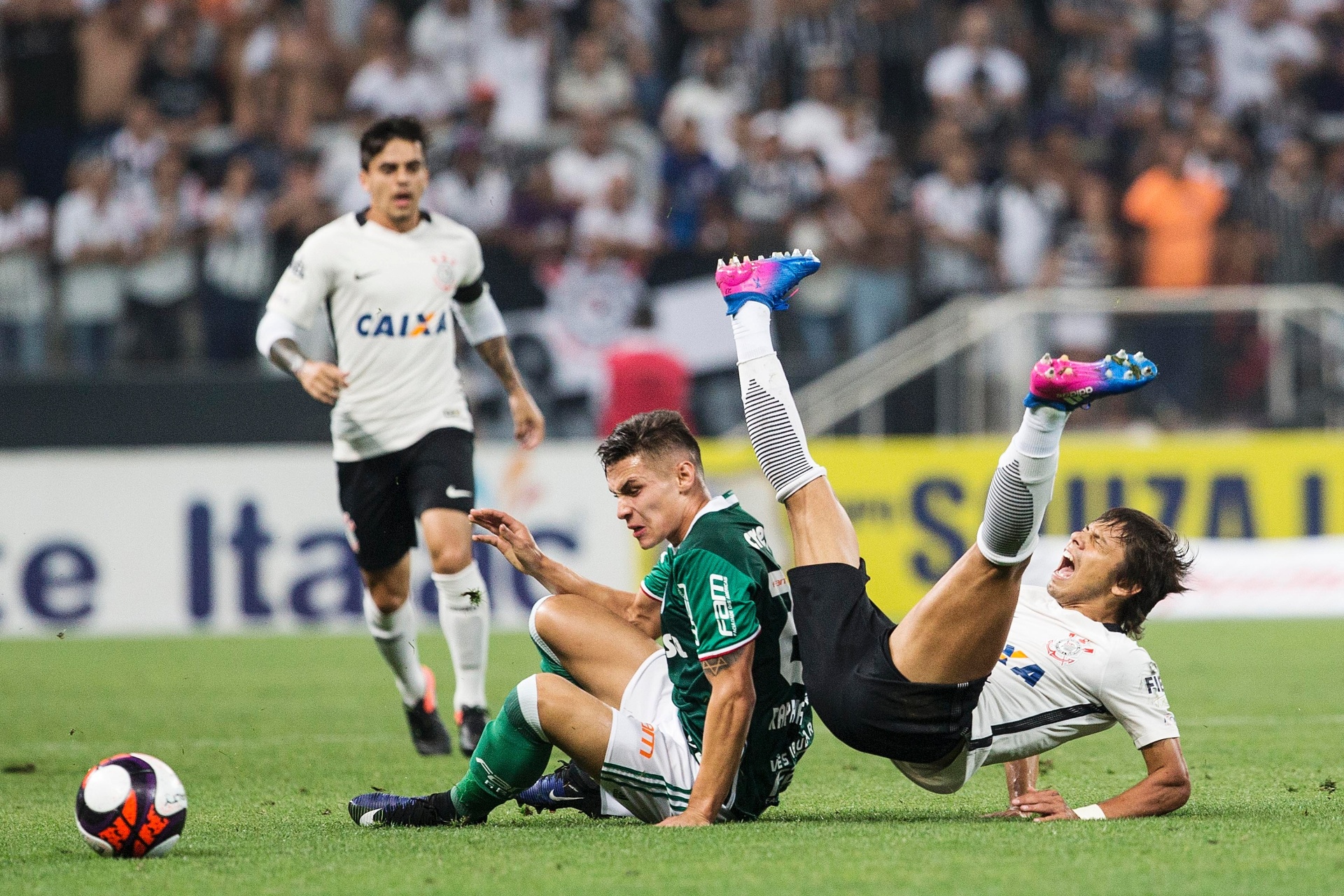 Raphael Veiga, do Palmeiras, comete falta em Romero, do Corinthians - Eduardo Knapp/Folhapress
