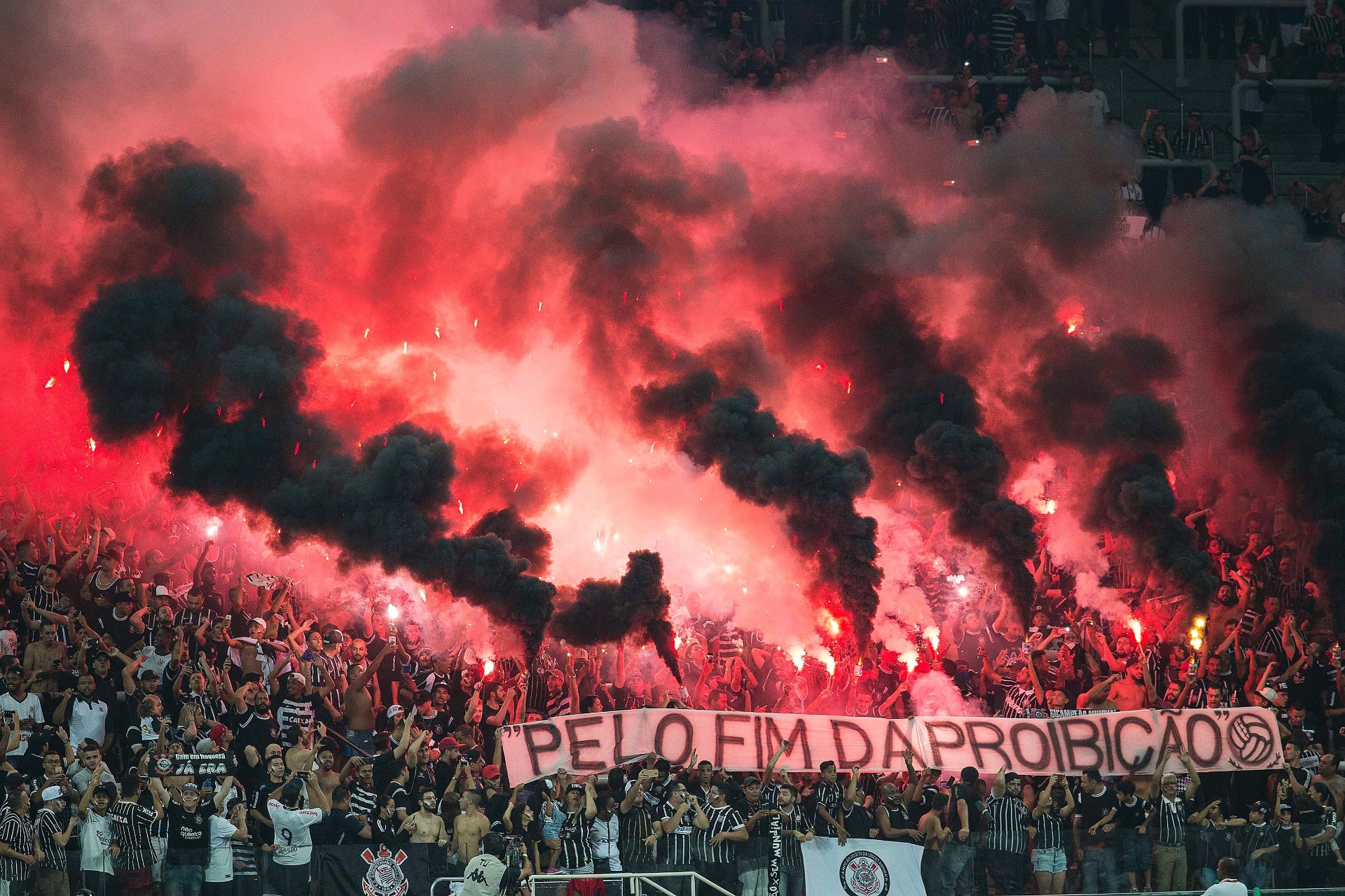Torcedores do Corinthians protestam e pedem o fim da proibição de sinalizadores nos estádios - Eduardo Knapp/Folhapress
