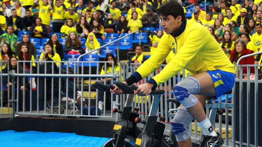 Jogadores brasileiros fizeram até uso de bicicleta durante jogo para manter aquecimento - Divulgação/FIVB