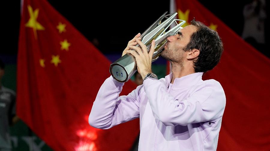 Federer beija troféu do Masters 1000 de Xangai - Aly Song/Reuters