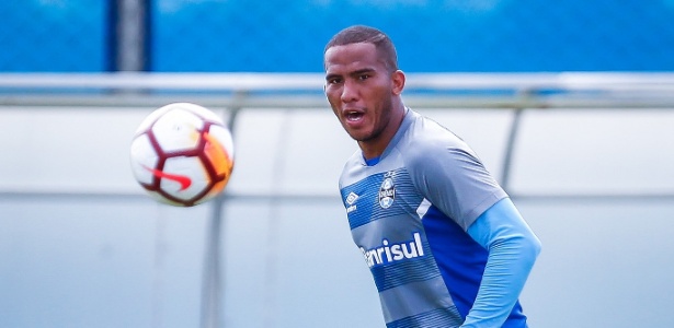 Centroavante fez os primeiros gols do jogo-treino e depois saiu com lesão - Lucas Uebel/Grêmio