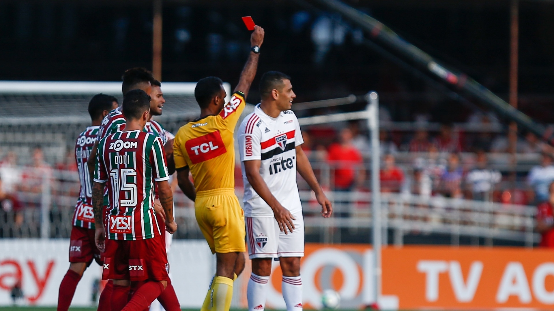 Diego Souza é expulso durante duelo entre São Paulo e Fluminense no Morumbi