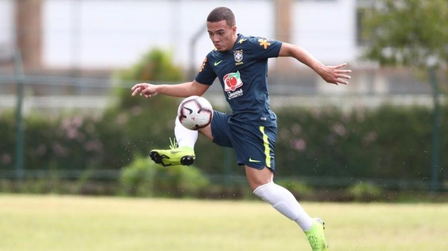 Peglow, jogador do Inter, em ação pela seleção brasileira Sub-17 - Divulgação/CBF
