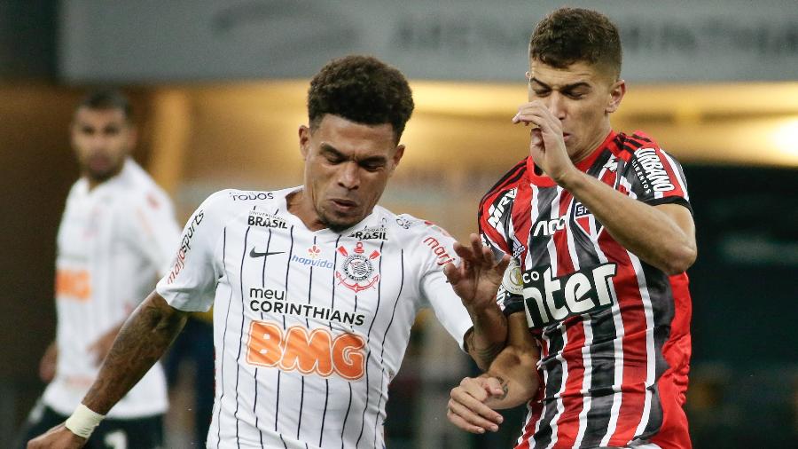Júnior Urso e Vítor Bueno disputam a bola no clássico Corinthians x São Paulo - Marcello Zambrana/AGIF