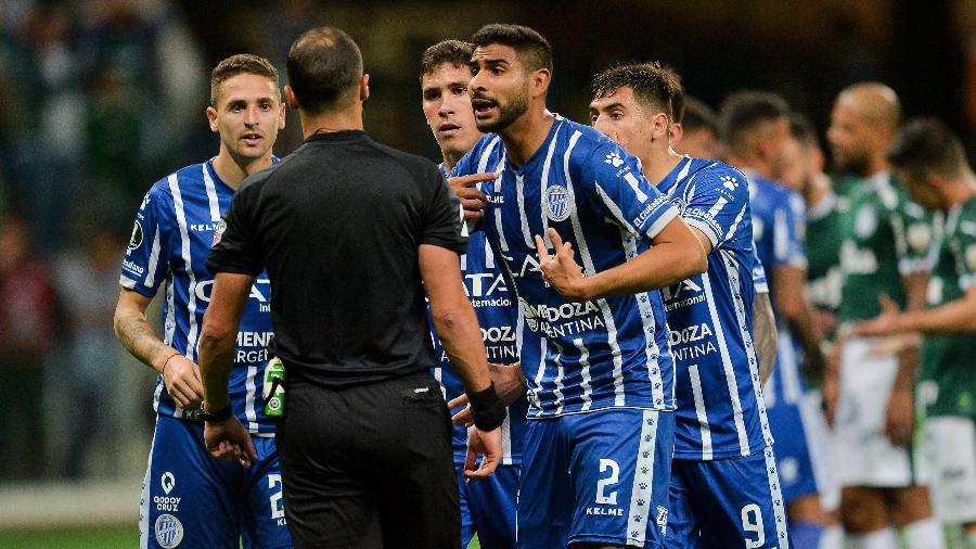Jogadores do Godoy Cruz reclamam com o árbitro durante oitavas de final da Libertadores - Duda Bairros/AGIF