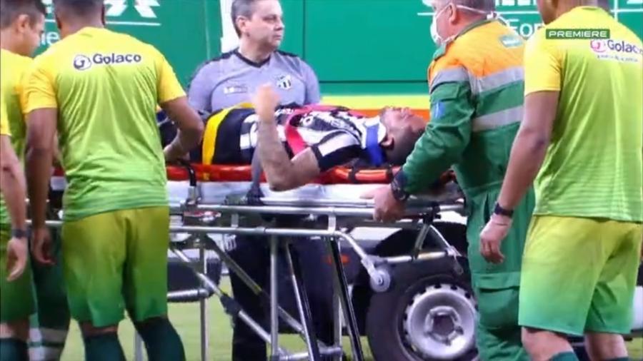 Jogador do Ceará cai desacordado e vai a hospital após choque de cabeça - Reprodução