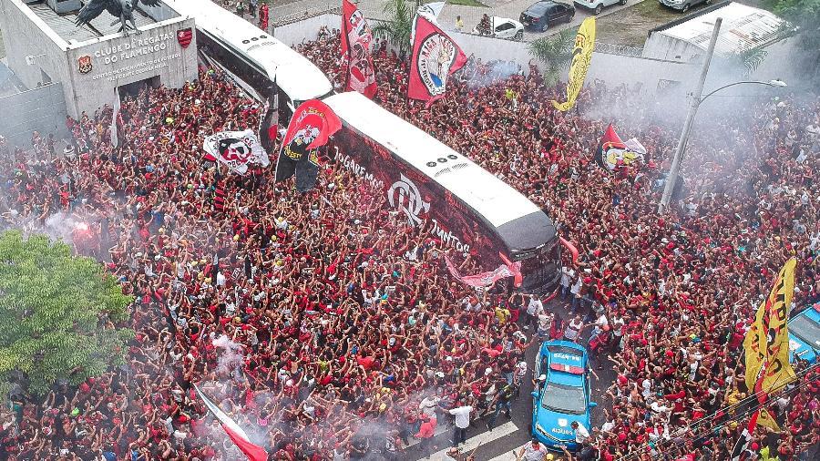 Torcida do Flamengo fez grande festa no embarque do elenco para a final da Libertadores - Allan Carvalho/AGIF