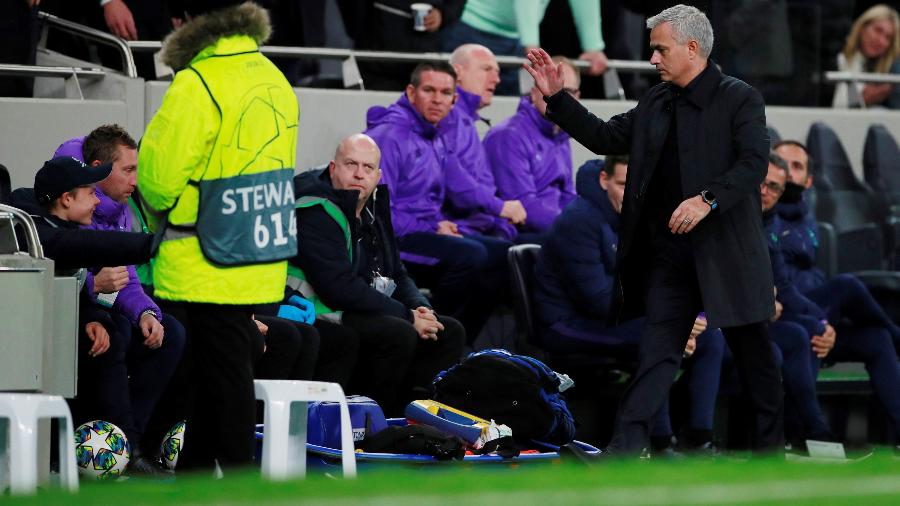 José Mourinho cumprimenta o gandula do Tottenham após sair o gol de empate - Andrew Couldridge/Reuters