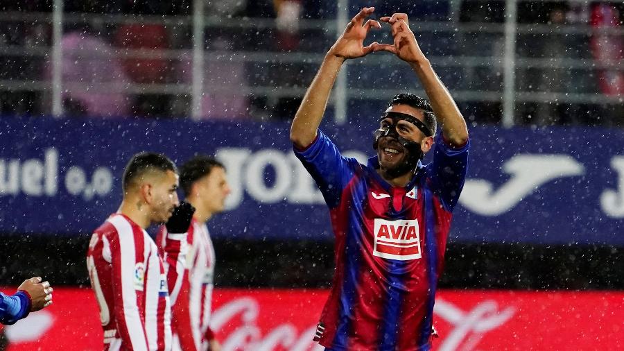 Esteban Burgos comemora seu gol pelo Eibar contra o Atlético de Madri - REUTERS/Vincent West