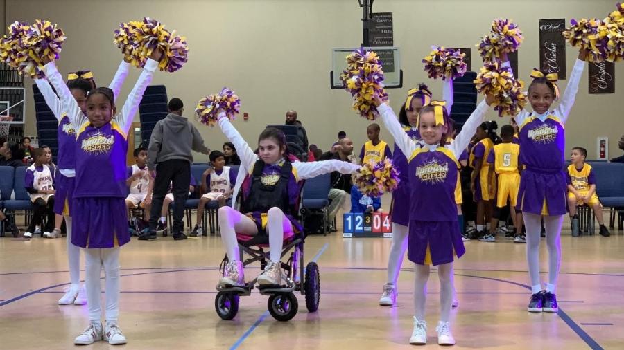 Após mais de dois anos de recuperação, Kiki voltou às quadras ao lado das antigas colegas na equipe de cheerleaders, desta vez em uma cadeira de rodas - Arquivo Pessoal