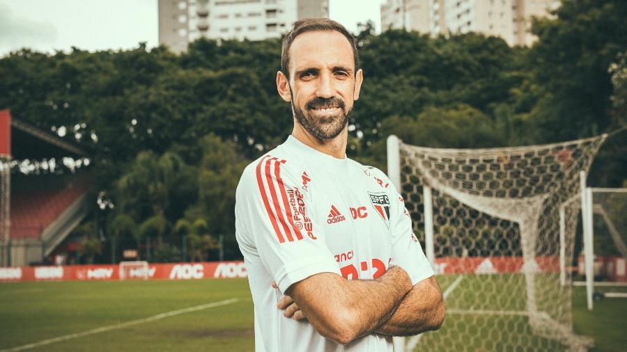 Juanfran, em ensaio produzido pelo UOL Esporte no CT da Barra Funda, casa do São Paulo - Marcus Steinmeyer/UOL