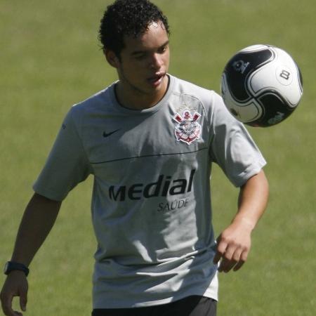 Lulinha brinca com a bola durante treino do Corinthians