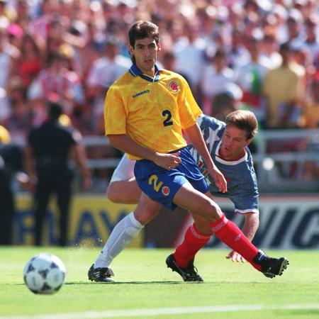 Andrés Escobar em ação pela Colômbia na Copa do Mundo de 1994 - Shaun Botterill/ALLSPORT