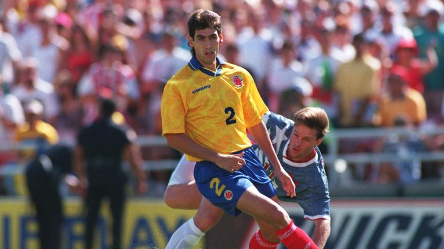 Andrés Escobar em ação pela Colômbia na Copa do Mundo de 1994