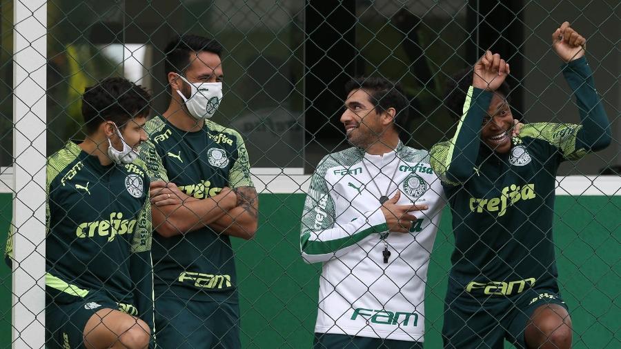 Abel Ferreira conversa com Raphael Veiga, Luan e Luiz Adriano em treino do Palmeiras - Cesar Greco