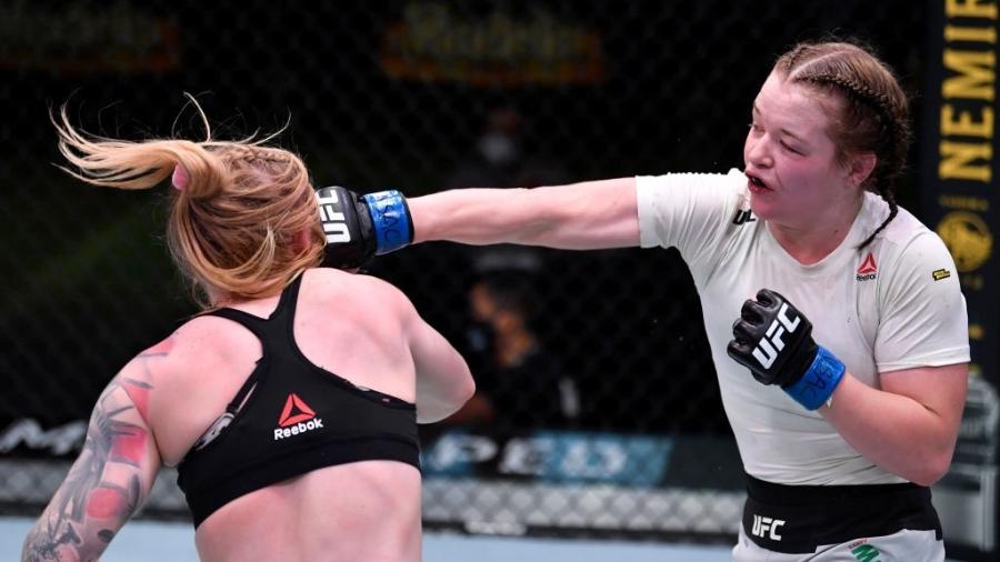 Cory McKenna (dir) desfere soco em Kay Hansen na abertura do card principal do UFC Las Vegas 14 - Jeff Bottari/Zuffa LLC via Getty Images