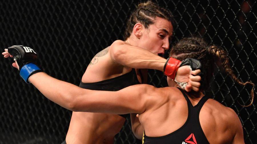 Marina Rodriguez (de frente) aplica golpe em Amanda Ribas (de costas) durante luta brasileira em UFC 257 - Getty Images