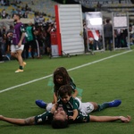 Luan, do Palmeiras, celebra título da Libertadores ao lado dos filhos, Cecília e Murilo - Ricardo Moraes/Getty Images