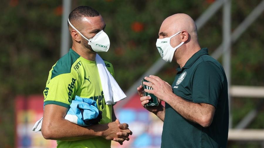 Presidente Maurício Galiotte em conversa com o goleiro Weverton durante treino do Palmeiras - Cesar Greco/Palmeiras