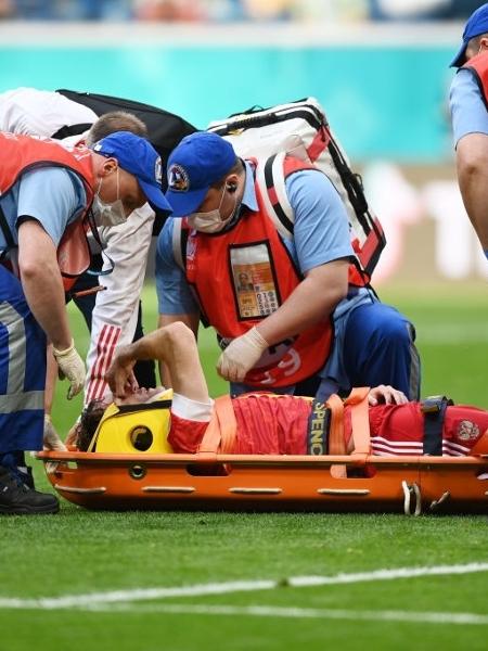 Mário Fernandes na maca após cair de mau jeito na partida entre Rússia e Finlândia - Kirill Kudryavtsev - Pool/Getty Images