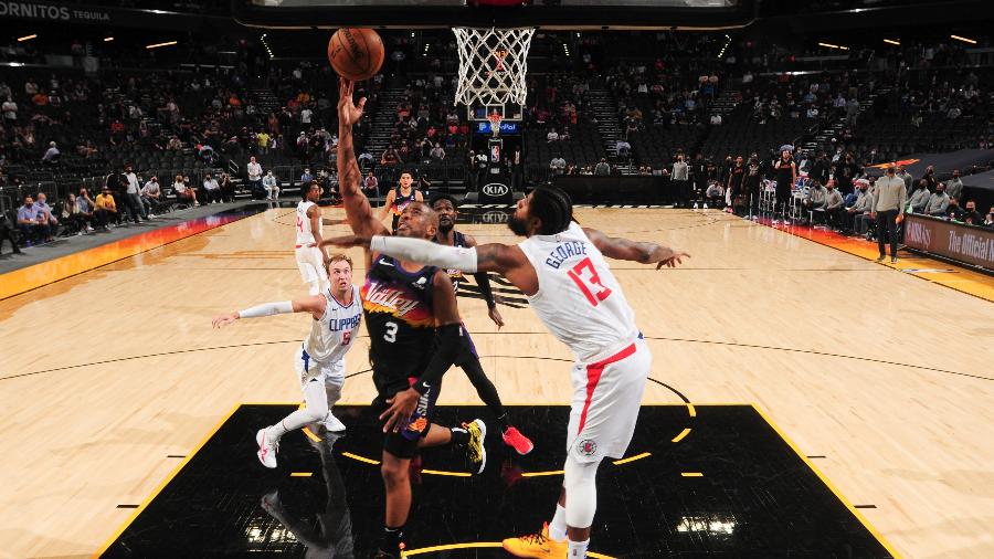 Chris Paul tenta a bandeja enfrentando marcação de Paul George: duas estrelas do confronto entre Phoenix Suns e Los Angeles Clippers - Barry Gossage/NBAE via Getty Images