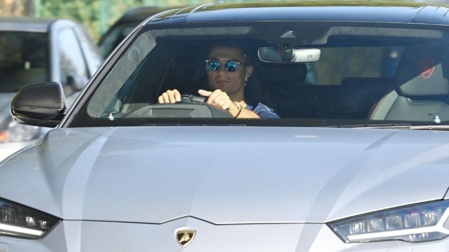 Cristiano Ronaldo em sua Lamborghini chegou ao treino do United - Paul ELLIS / AFP