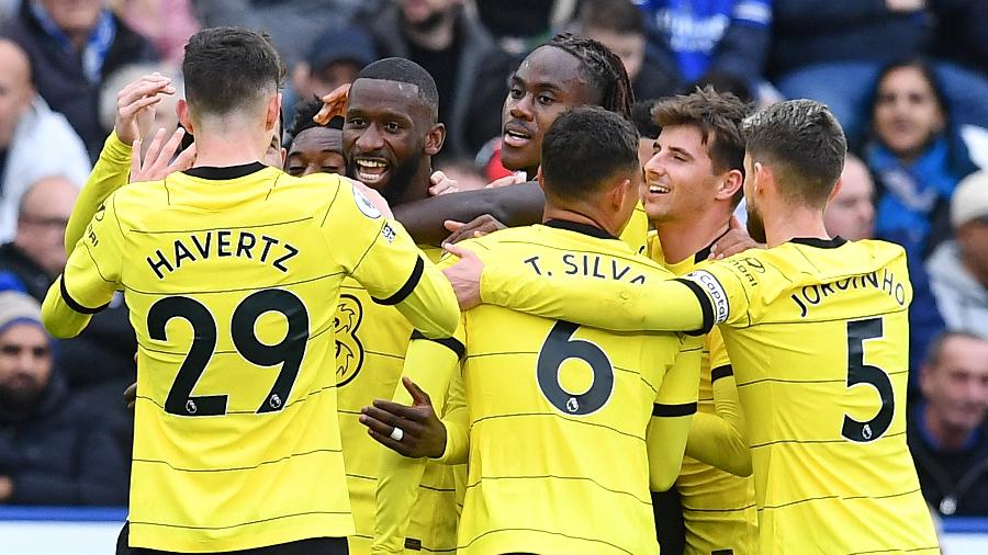 Jogadores do Chelsea comemoram gol sobre o Leicester no Inglês - BEN STANSALL / AFP