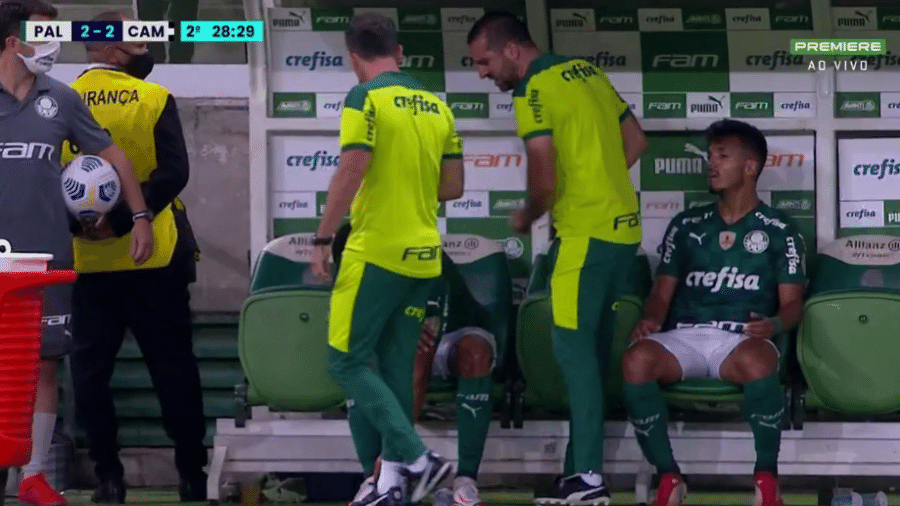 Jorge e auxiliar técnico João Martins discutem após lateral do Palmeiras se irritar com substituição - Reprodução