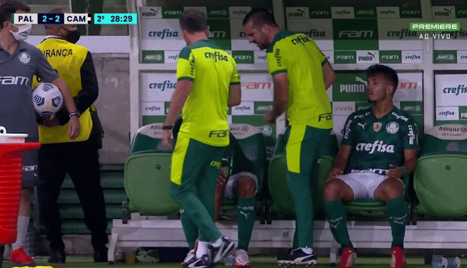 Jorge e auxiliar técnico João Martins discutem após lateral do Palmeiras se irritar com substituição