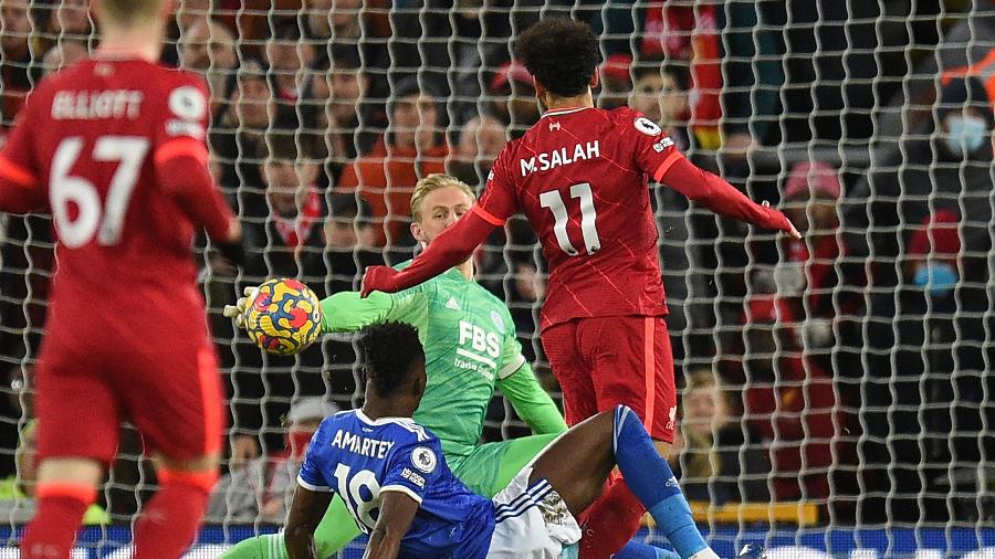 Salah voltou em vitória do Liverpool mas encarou um inspirado Schmeichel  em duelo contra Leicester - Oli SCARFF / AFP