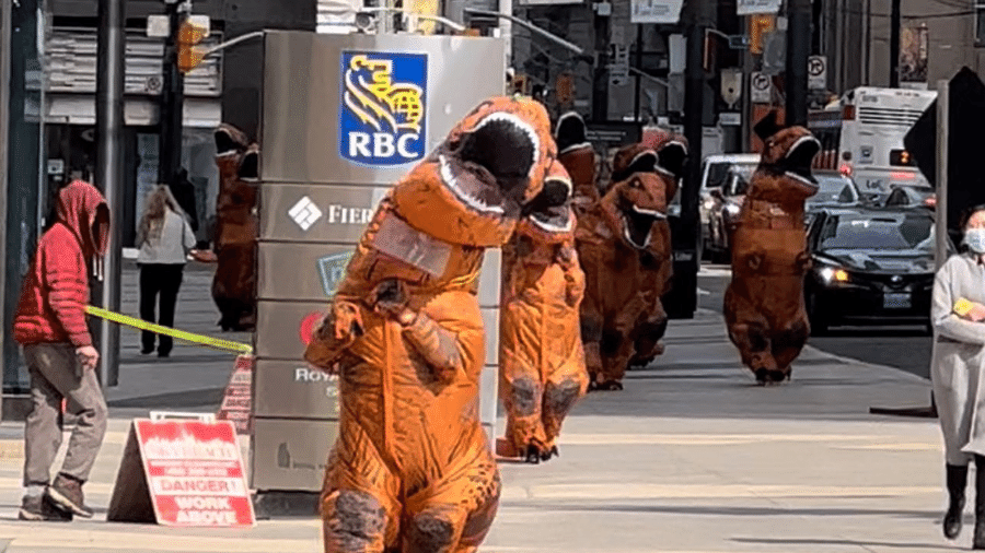 Torcedores dos Raptors, da NBA, saem fantasiados de dinossauros pelas ruas de Toronto - Divulgação