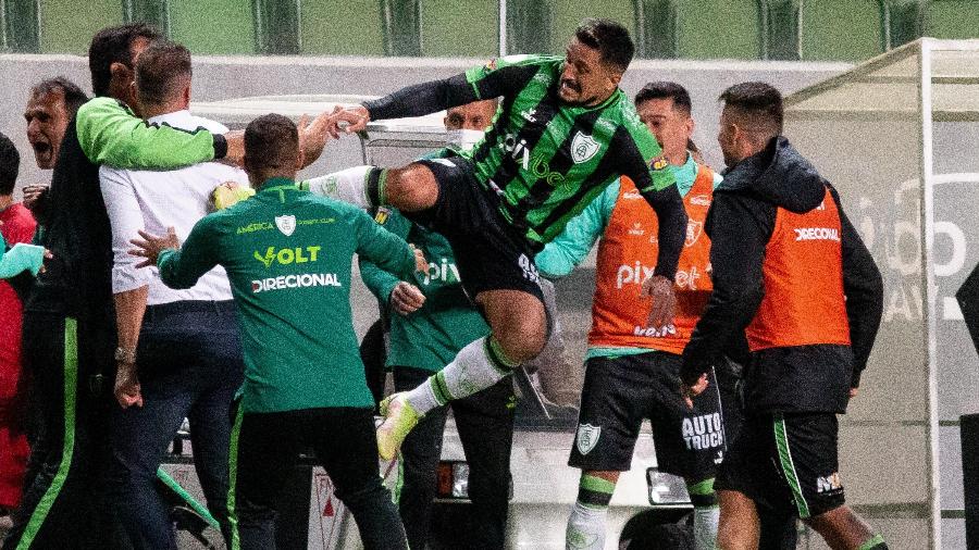 Aloísio Boi Bandido comemora primeiro gol pelo América-MG com voadora no técnico Vagner Mancini - FERNANDO MORENO/AGIF