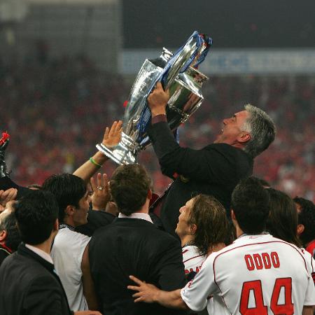 Carlo Ancelotti levanta taça da Champions League após título conquistado com o Milan em 2007 Carlo Ancelotti levanta taça da Champions League após título conquistado com o Milan em 2007
