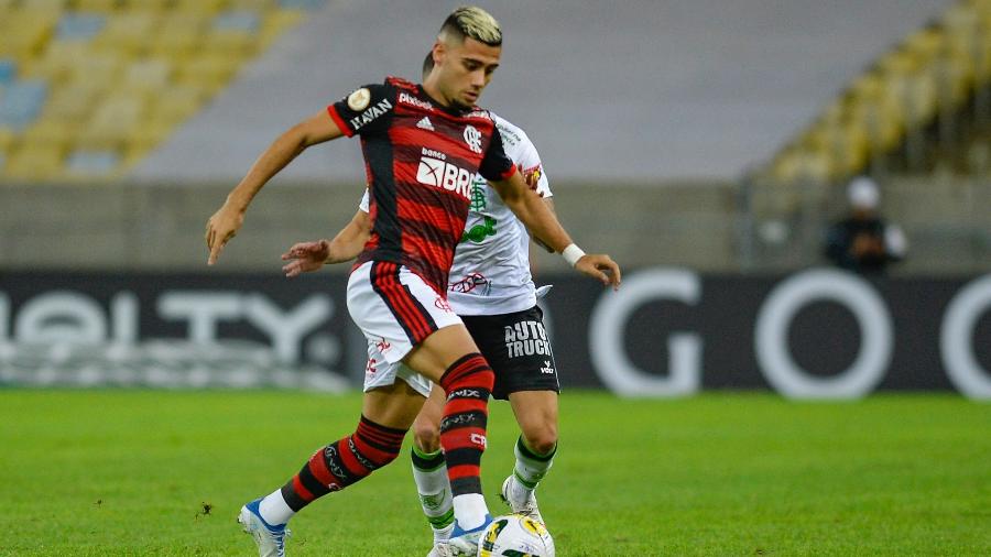 Andreas Pereira em disputa de bola no Maracanã  - Marcelo Cortes / Flamengo