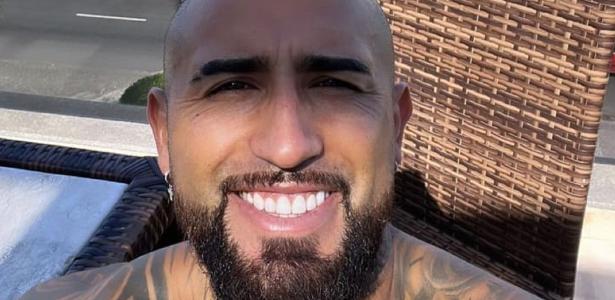 Vidal curte domingo de sol em cobertura no Rio de Janeiro