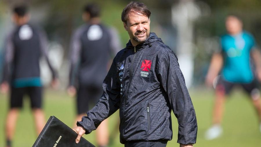 Mauricio Souza, ex-técnico do Vasco, durante treino do CT Moacyr Barbosa - Daniel Ramalho / CRVG