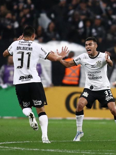 Balbuena, que iniciou jogada do gol de Renato Augusto, comemora com Fausto Vera em Corinthians x Fluminense - Carla Carniel/Reuters