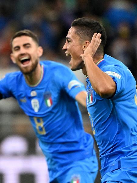 Jorginho e Raspadori comemoram gol da Itália sobre a Inglaterra - Alberto Lingria/Reuters